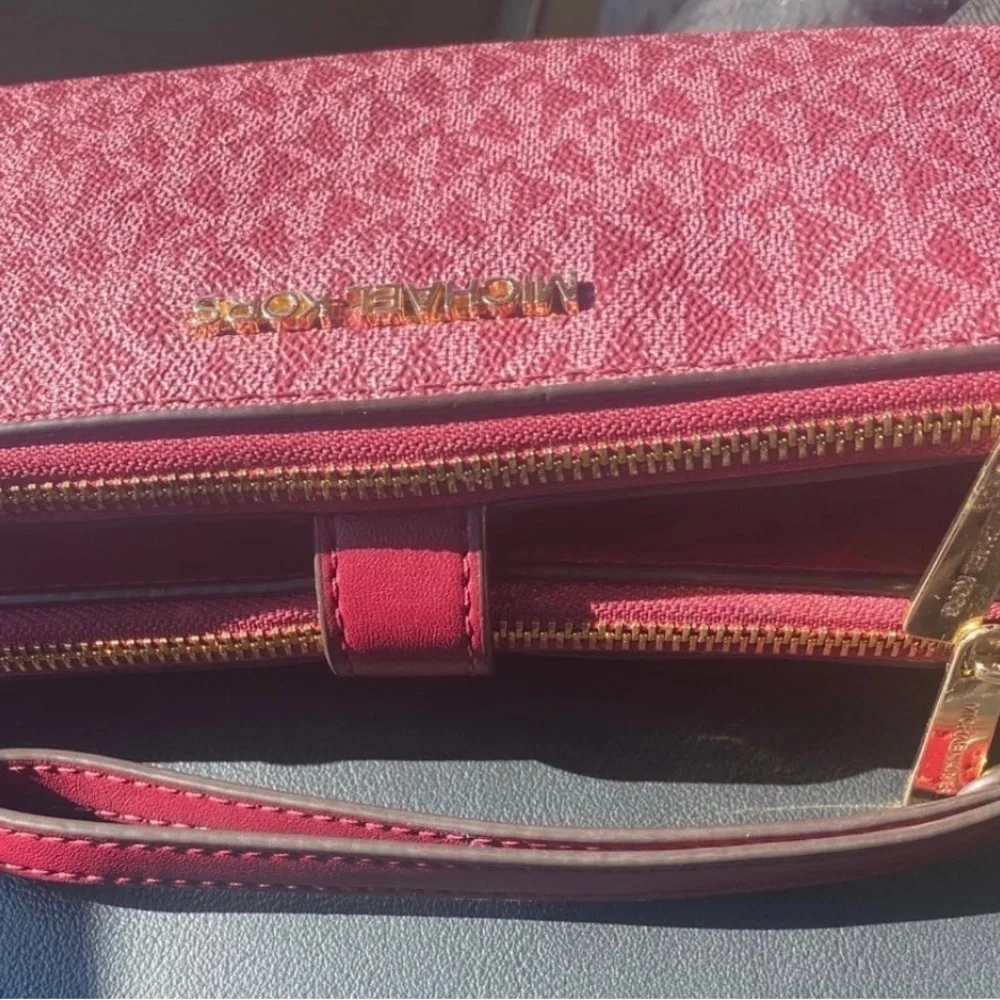 New w/o tags Michael Kors wallet. I just bought it but it’s too big for me. - Picture 1 of 2